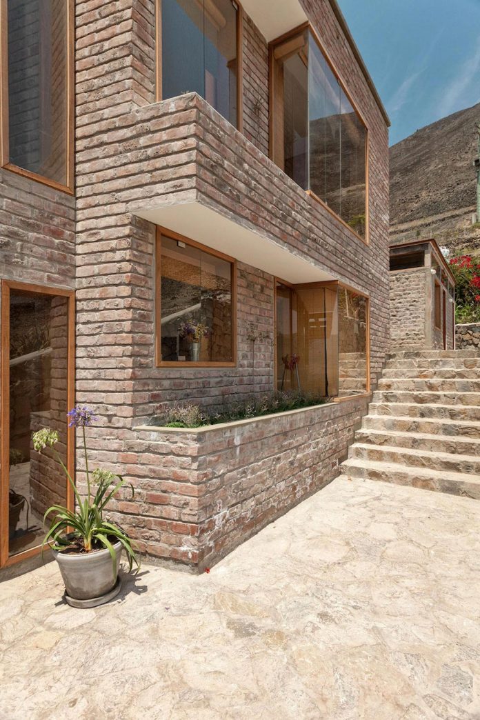 estudio-rafael-freyre-design-house-azpitia-covered-bricks-stunning-views-facing-vineyards-10