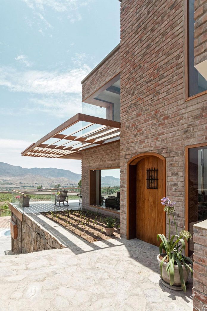 estudio-rafael-freyre-design-house-azpitia-covered-bricks-stunning-views-facing-vineyards-11