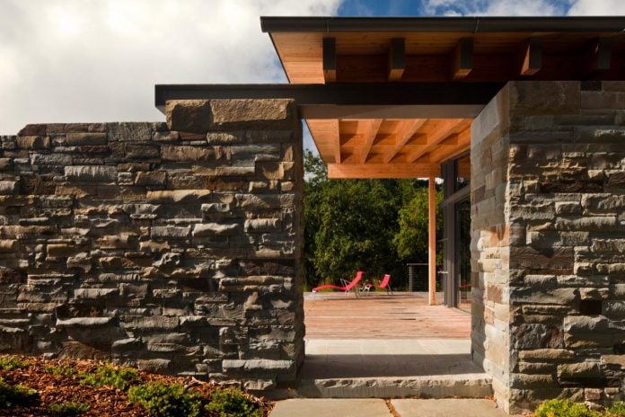 halls-ridge-knoll-guesthouse-thoughtful-modernist-intervention-carefully-detailed-stone-timber-glass-02