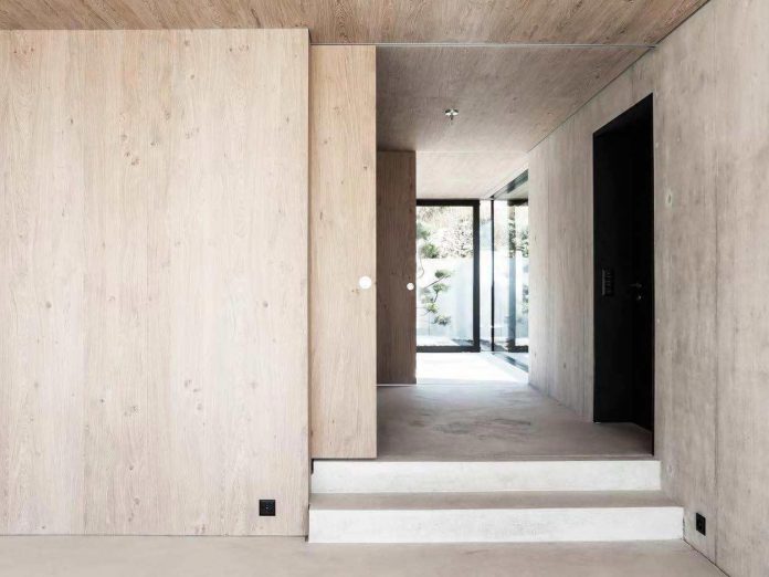 modern-house-riehen-made-glass-concrete-wood-metal-serve-designed-reuter-raeber-architects-08