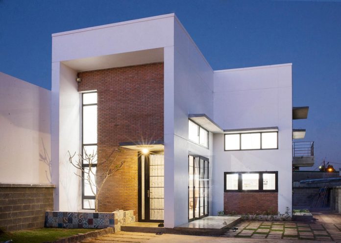 nguyens-simple-warm-spacious-house-plenty-light-7a-architecture-studio-11