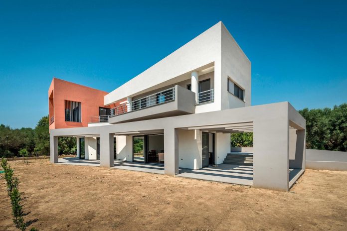 pentagonal-shaped-home-designed-barlas-architects-01