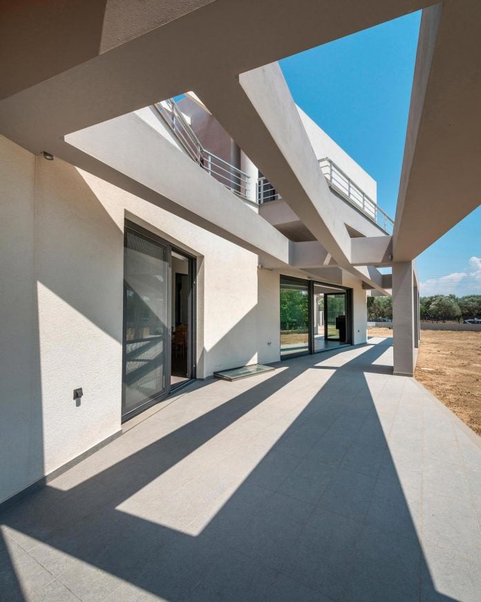 pentagonal-shaped-home-designed-barlas-architects-02