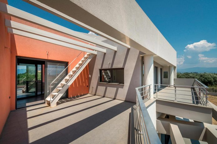 pentagonal-shaped-home-designed-barlas-architects-05
