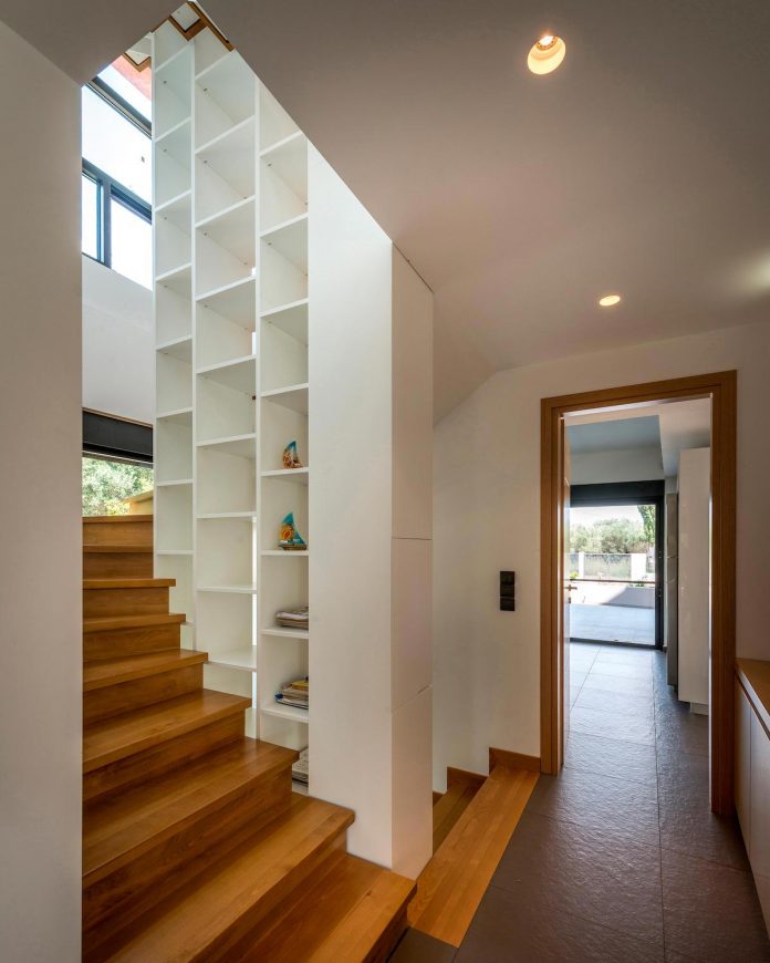 pentagonal-shaped-home-designed-barlas-architects-08