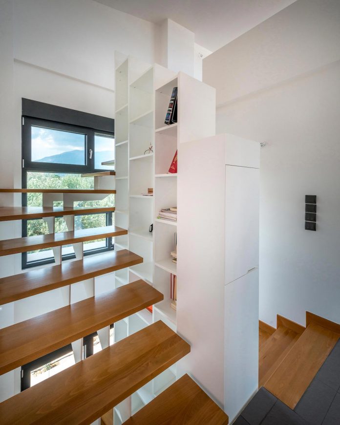 pentagonal-shaped-home-designed-barlas-architects-09
