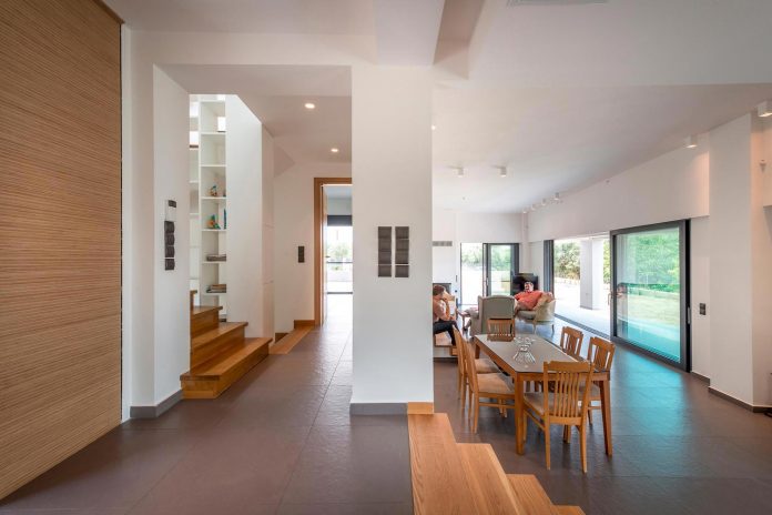 pentagonal-shaped-home-designed-barlas-architects-12