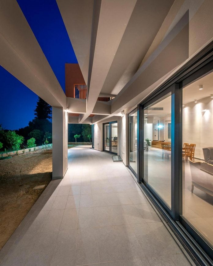 pentagonal-shaped-home-designed-barlas-architects-23