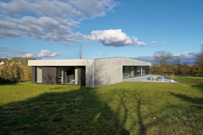 s-villa-designed-ideaa-architectures-fitted-bucolic-rural-land-small-village-eastern-france-02
