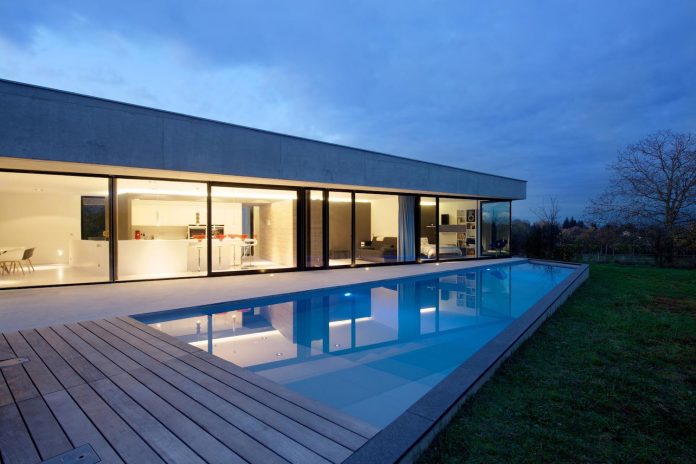 s-villa-designed-ideaa-architectures-fitted-bucolic-rural-land-small-village-eastern-france-25
