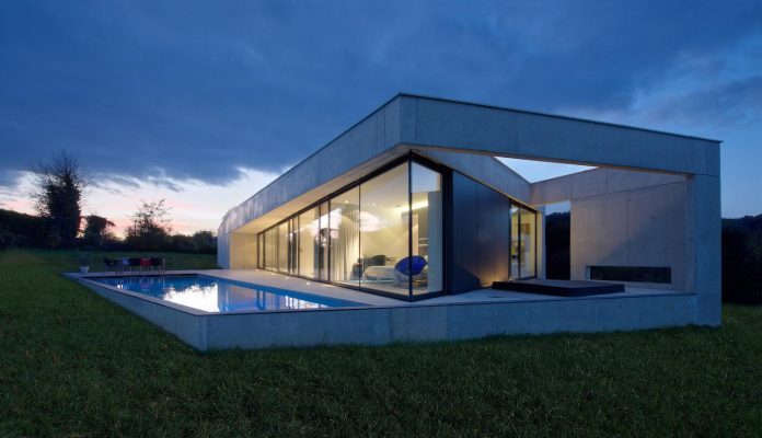 s-villa-designed-ideaa-architectures-fitted-bucolic-rural-land-small-village-eastern-france-26