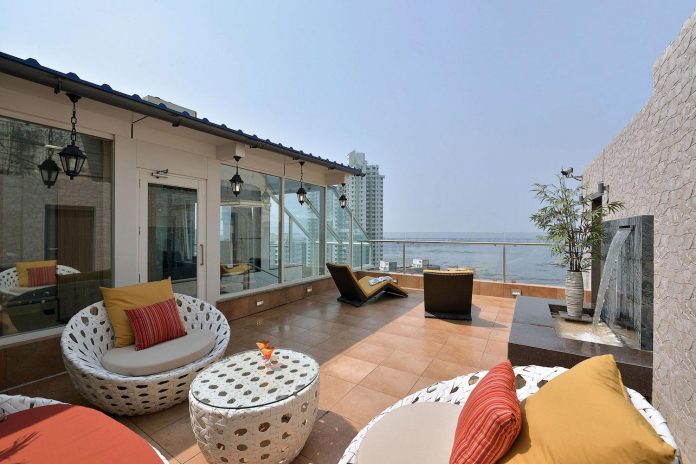 sea-facing-triplex-blessed-splendid-180-degree-views-arabian-sea-01