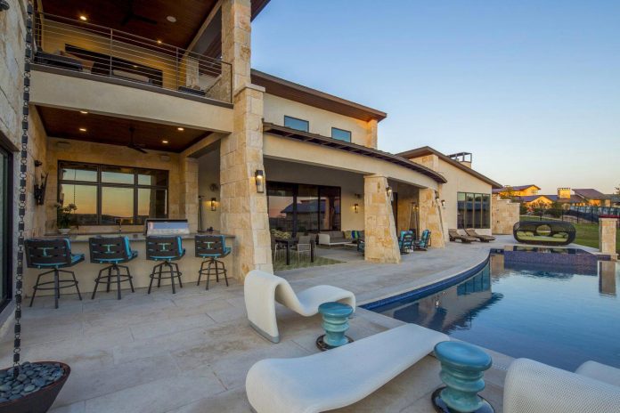 stretched-across-ridge-austins-spanish-oaks-contemporary-hill-country-home-design-overlook-valley-spilling-01
