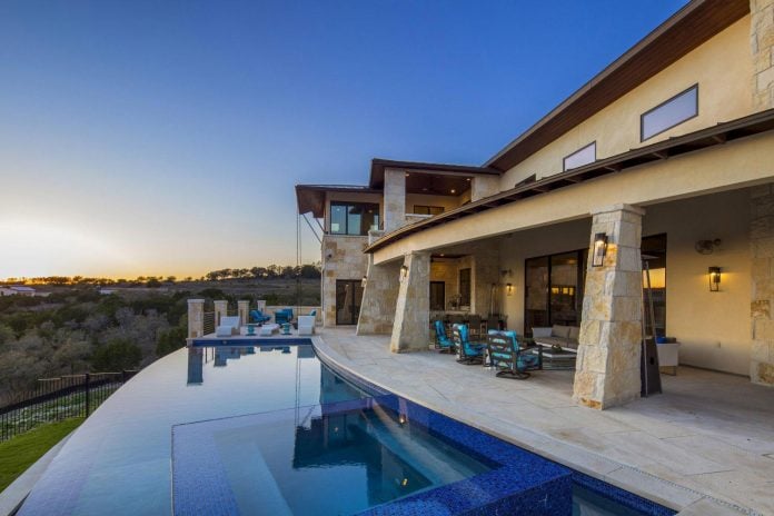 stretched-across-ridge-austins-spanish-oaks-contemporary-hill-country-home-design-overlook-valley-spilling-02