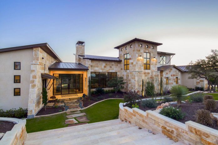 stretched-across-ridge-austins-spanish-oaks-contemporary-hill-country-home-design-overlook-valley-spilling-14