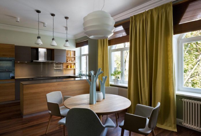 two-level-chic-apartment-located-historic-building-center-kiev-13