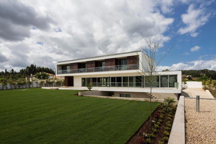 two-transparent-structures-p-l-house-designed-atelier-darquitectura-j-lopes-da-costa-01