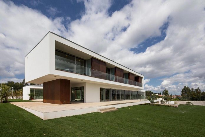 two-transparent-structures-p-l-house-designed-atelier-darquitectura-j-lopes-da-costa-02