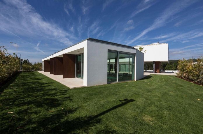 two-transparent-structures-p-l-house-designed-atelier-darquitectura-j-lopes-da-costa-03