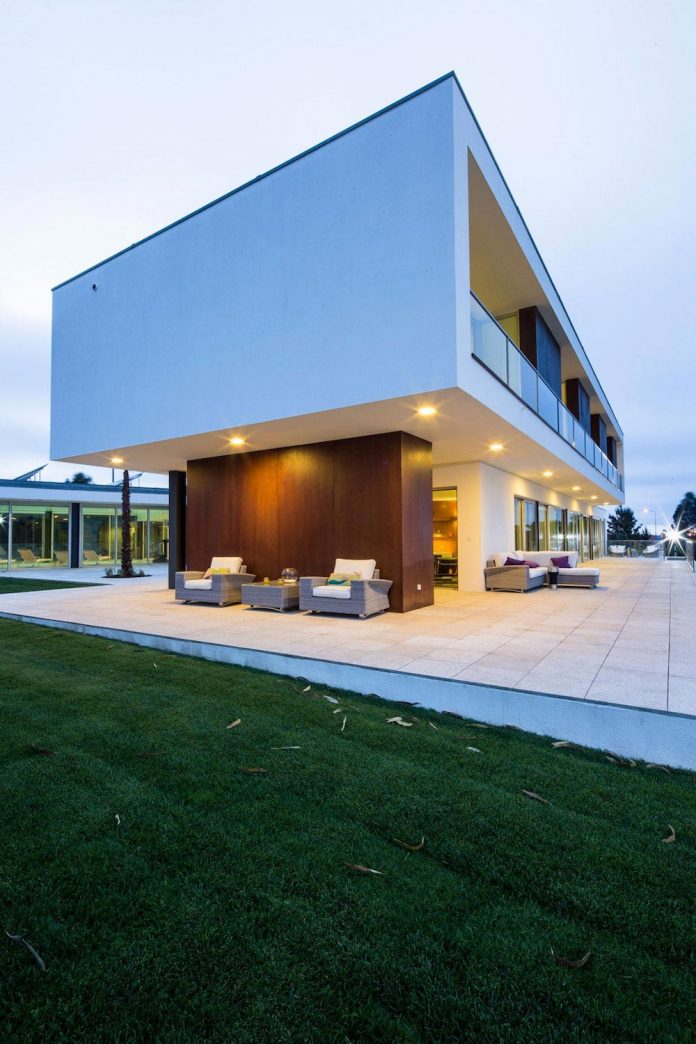 two-transparent-structures-p-l-house-designed-atelier-darquitectura-j-lopes-da-costa-17