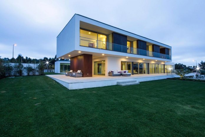 two-transparent-structures-p-l-house-designed-atelier-darquitectura-j-lopes-da-costa-18