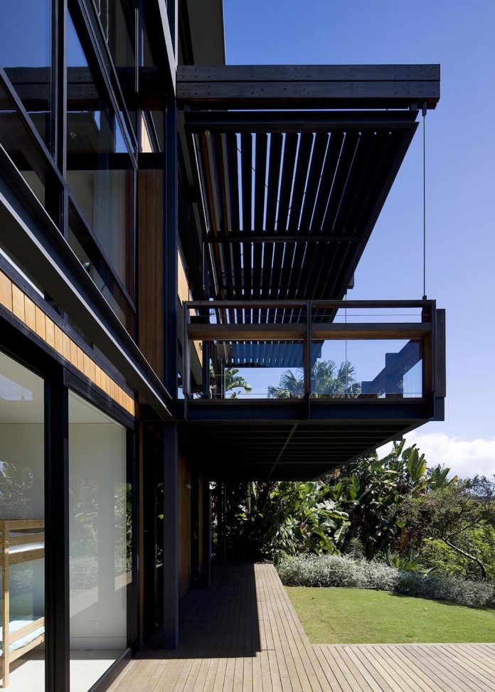 use-steel-glass-recycled-timbers-creates-modern-home-feels-calm-confident-03