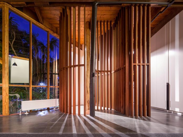 contemporary-chamfer-house-revisits-post-beam-dwelling-designed-1977-kevin-borland-19