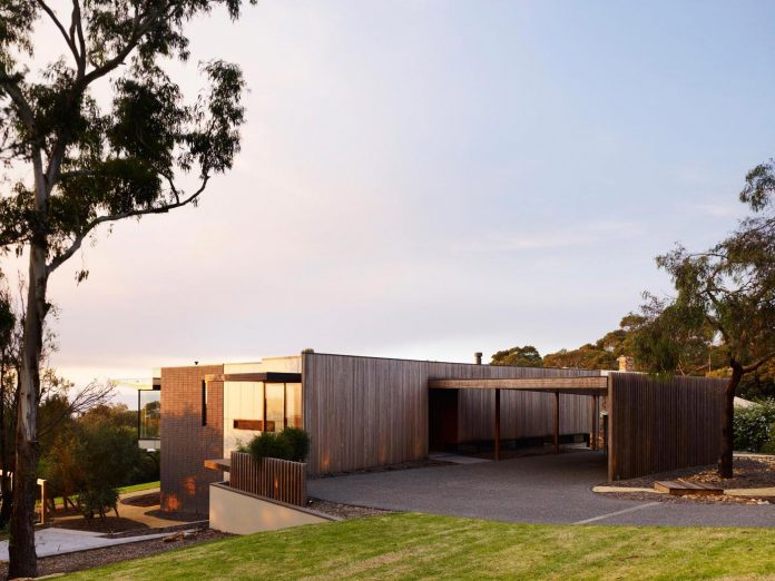 dwelling-4-bedrooms-features-central-courtyard-connecting-living-area-library-lounge-02