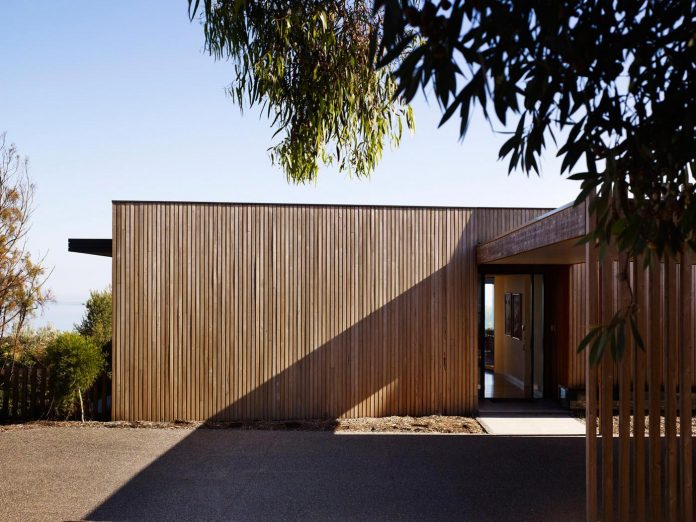 dwelling-4-bedrooms-features-central-courtyard-connecting-living-area-library-lounge-03