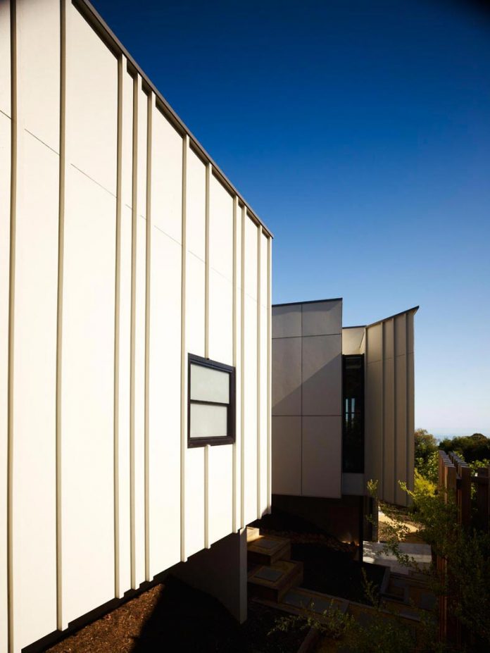 dwelling-4-bedrooms-features-central-courtyard-connecting-living-area-library-lounge-04