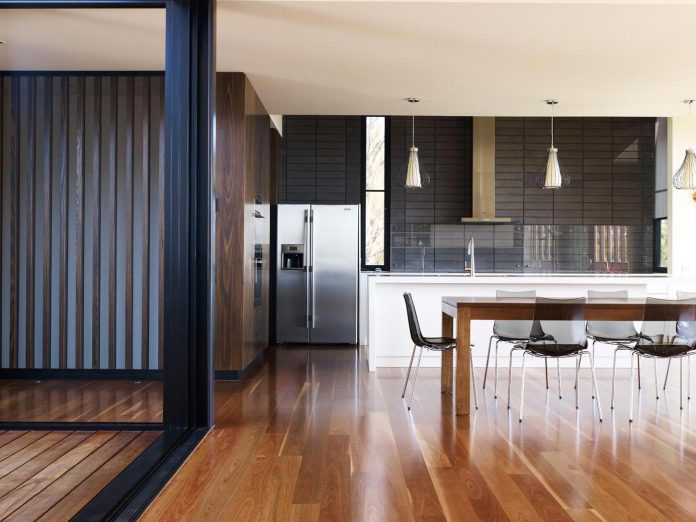 dwelling-4-bedrooms-features-central-courtyard-connecting-living-area-library-lounge-05