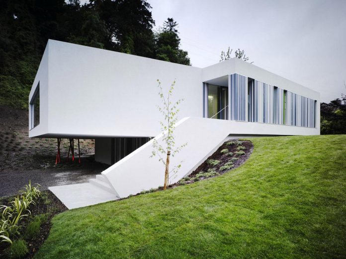 dwelling-maytree-simple-bold-sculptural-form-sits-foot-steep-escarpment-wicklow-hills-01
