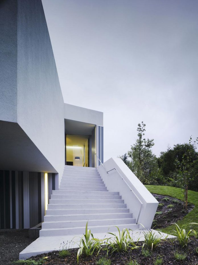 dwelling-maytree-simple-bold-sculptural-form-sits-foot-steep-escarpment-wicklow-hills-02