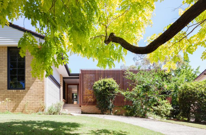 escu-house-sydneys-belrose-presents-open-inviting-contemporary-architecture-intelligent-yet-simple-confident-yet-subtle-01