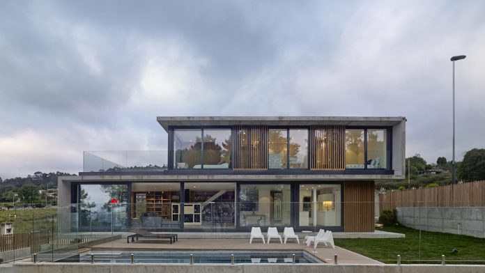 family-house-punta-canide-designed-diaz-y-diaz-arquitectos-bay-stunning-sea-views-01