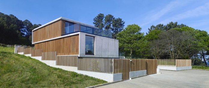 family-house-punta-canide-designed-diaz-y-diaz-arquitectos-bay-stunning-sea-views-02