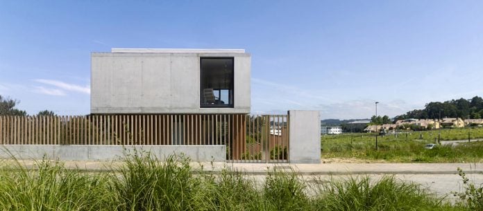 family-house-punta-canide-designed-diaz-y-diaz-arquitectos-bay-stunning-sea-views-03
