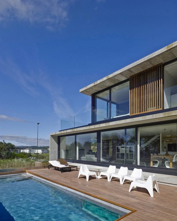 family-house-punta-canide-designed-diaz-y-diaz-arquitectos-bay-stunning-sea-views-07