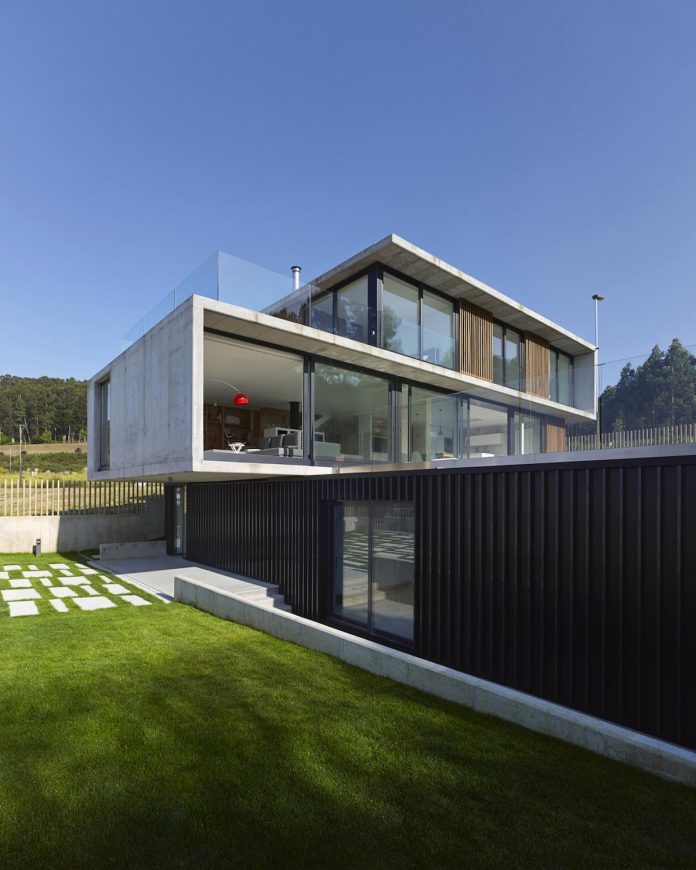 family-house-punta-canide-designed-diaz-y-diaz-arquitectos-bay-stunning-sea-views-08