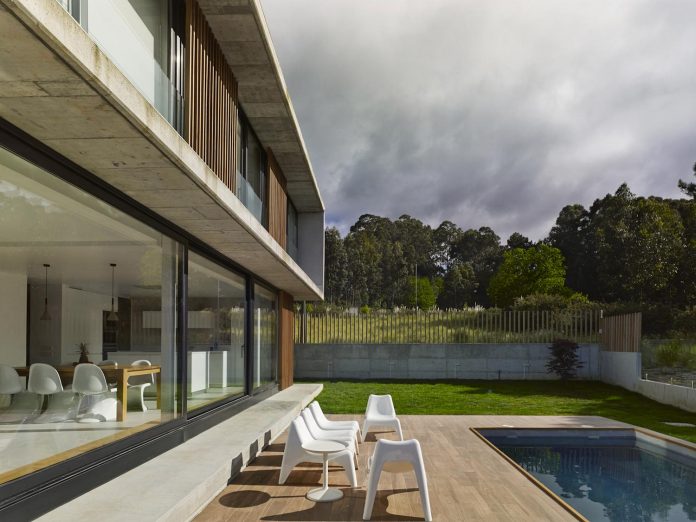 family-house-punta-canide-designed-diaz-y-diaz-arquitectos-bay-stunning-sea-views-11