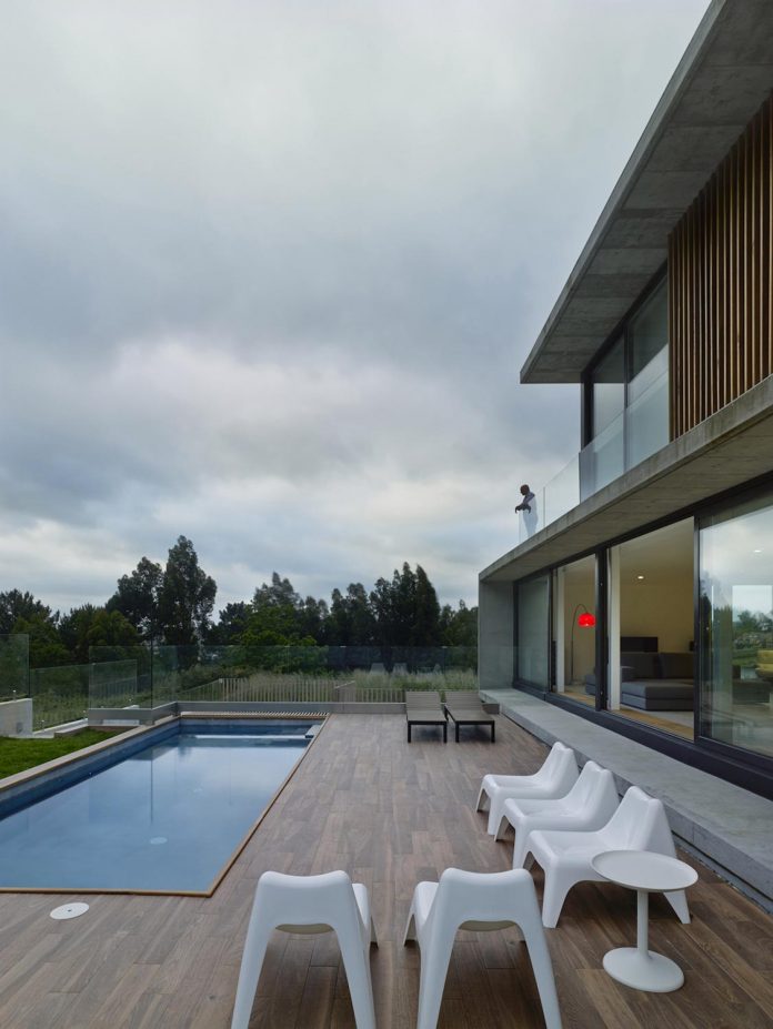 family-house-punta-canide-designed-diaz-y-diaz-arquitectos-bay-stunning-sea-views-12