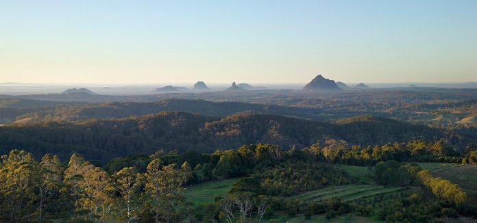 glass-house-mountains-house-perched-edge-remnant-rim-maleny-01
