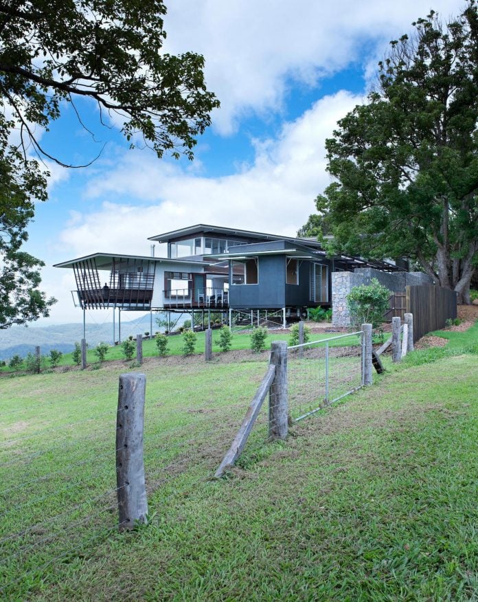 glass-house-mountains-house-perched-edge-remnant-rim-maleny-02