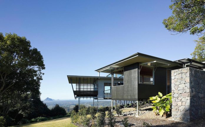 glass-house-mountains-house-perched-edge-remnant-rim-maleny-05