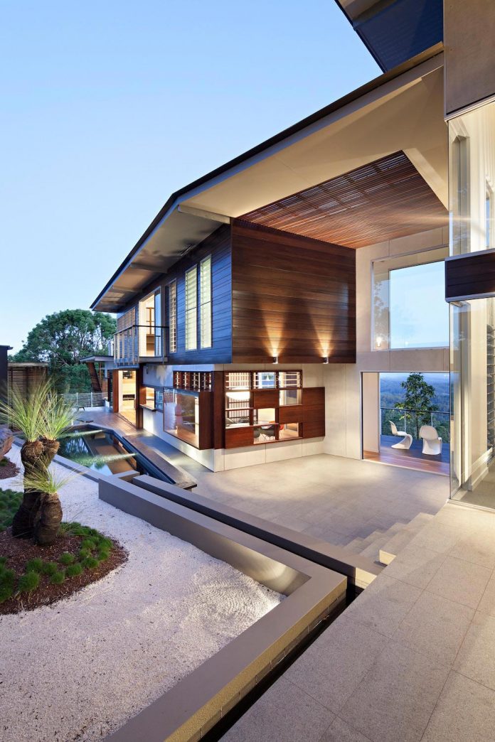 glass-house-mountains-house-perched-edge-remnant-rim-maleny-19