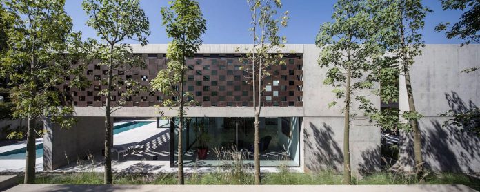 home-characterized-sculptural-quality-space-mass-movement-play-sunlight-01