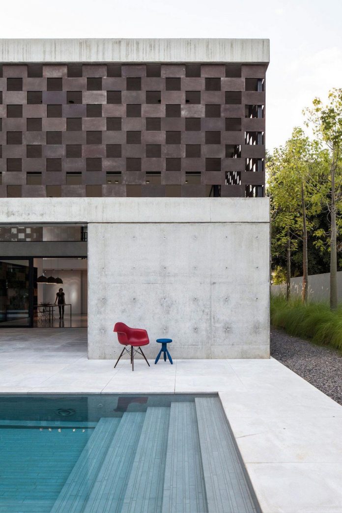 home-characterized-sculptural-quality-space-mass-movement-play-sunlight-02