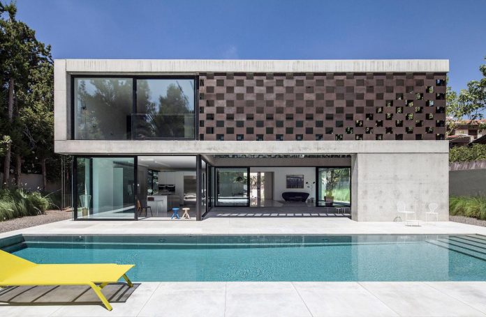 home-characterized-sculptural-quality-space-mass-movement-play-sunlight-03
