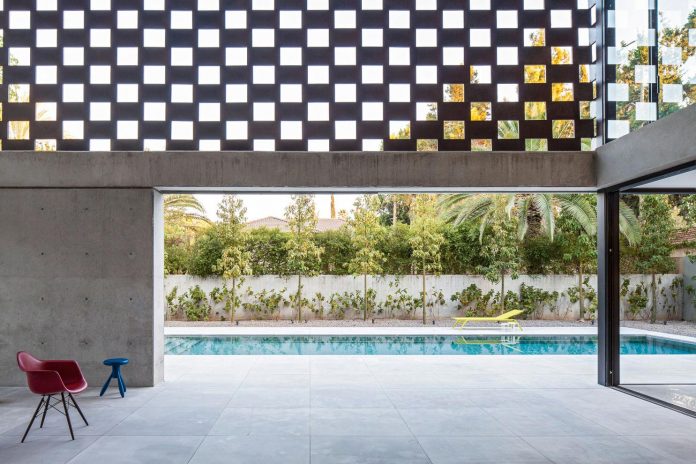 home-characterized-sculptural-quality-space-mass-movement-play-sunlight-04