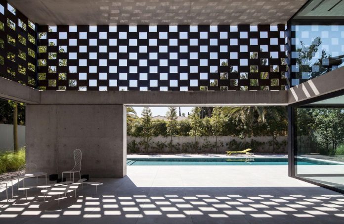 home-characterized-sculptural-quality-space-mass-movement-play-sunlight-05
